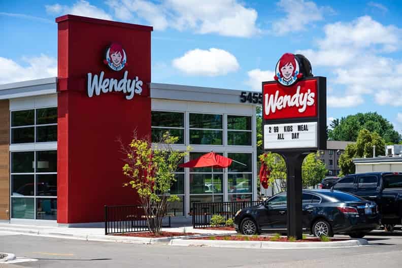¿La IA tomará tu orden? Wendy’s prueba asistentes de voz en 600 locales