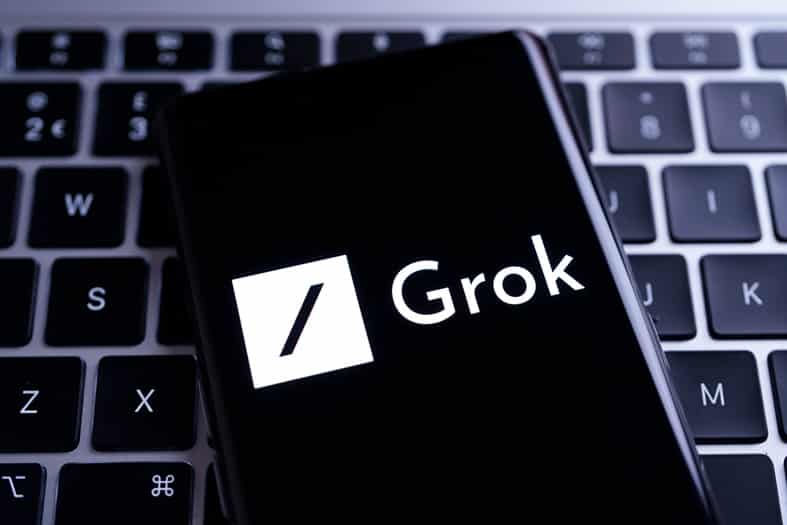 Elon Musk libera temporalmente Grok 4: la nueva estrategia de xAI para masificar su uso